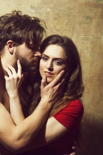 Güzel kız ve sarılma sakallı adam genç Çift — Stok fotoğraf