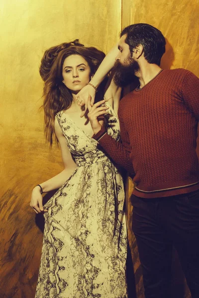 Красивая девушка и бородатый мужчина с бородой держась за руки — стоковое фото