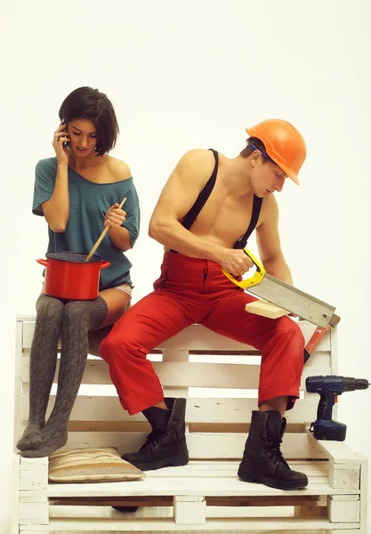 가정용 근육 남자와 여자와 휴대 전화 — 스톡 사진