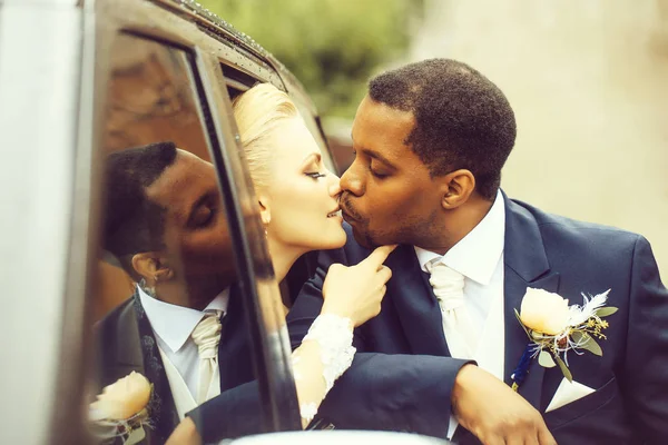 Щасливі молодята поцілунок — стокове фото