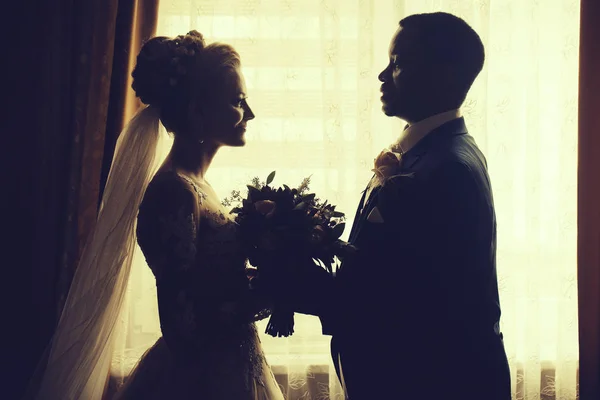 Silhouette de mariée et marié — Photo