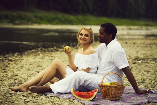 Romantik Çift yaz pikniği — Stok fotoğraf