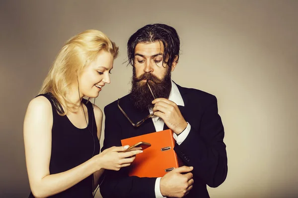 Pareja elegante mirada en el teléfono inteligente —  Fotos de Stock