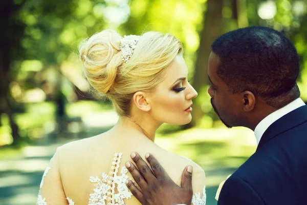 Szerető vőlegény megérinti a vállát aranyos menyasszony — Stock Fotó