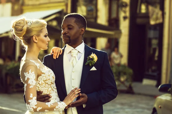Schöner Mann Oder Afrikanisch Amerikanischer Bräutigam Umarmt Hübsches Mädchen Oder — Stockfoto