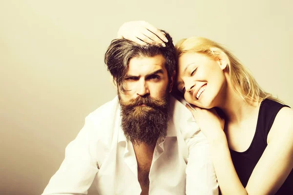 Young happy smiling couple — Stock Photo, Image