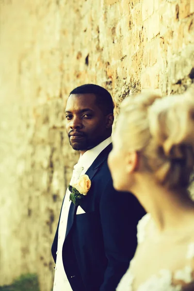 Hombre Barbudo Guapo Novio Afroamericano Elegante Abrigo Traje Con Corbata — Foto de Stock