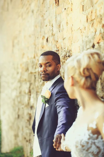 잘생긴 수염된 화이트 타이와 결혼식을 Boutonniere 우아한 코트에 아프리카계 미국인 — 스톡 사진