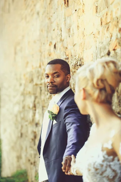 Vousatý Muž Nebo Afroamerické Ženicha Elegantní Sako Bílou Vázankou Květiny — Stock fotografie