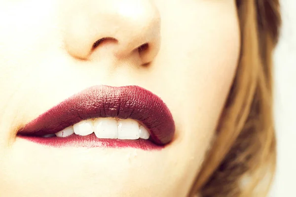 Female Open Mouth Sexy Lips Purple Lipstick White Teeth Closeup — Stock Photo, Image