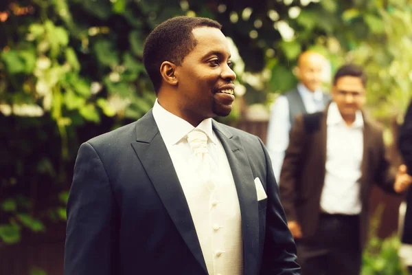 Gelukkig Man Afrikaanse Amerikaan Bruidegom Elegante Pak Jas Voor Huwelijk — Stockfoto