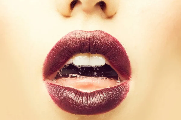 Vrouwelijke Open Mond Met Sexy Lippen Paarse Lippenstift Tong — Stockfoto