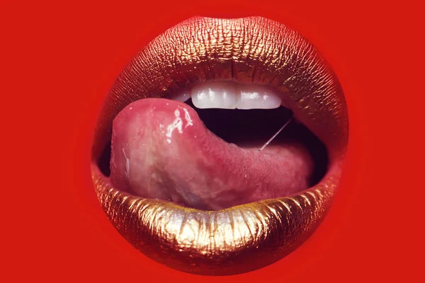 Крупним Планом Вид Сексуальної Красивої Жінки Відкриті Золоті Губи Лизаючим — стокове фото