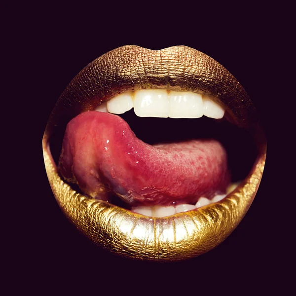 Lippen mit Zunge auf schwarz — Stockfoto