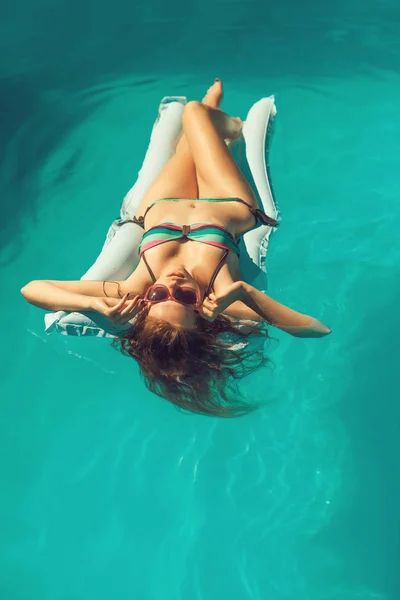 Jong meisje in zwembad — Stockfoto
