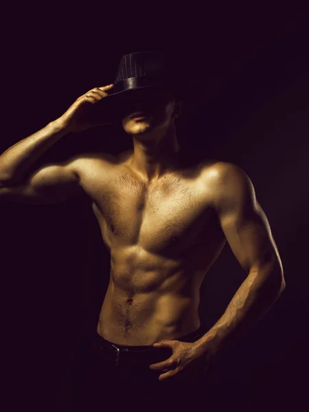 Jeune Homme Beau Avec Corps Musclé Dans Chapeau Avec Poitrine — Photo