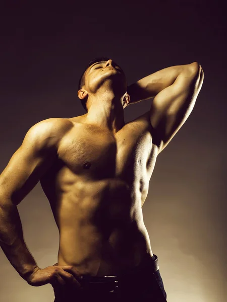 セクシーな筋肉の男 — ストック写真
