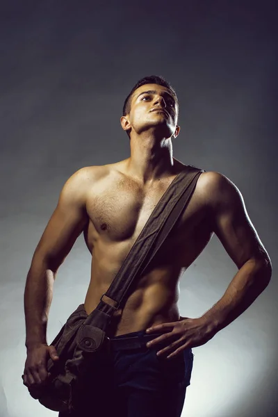 Hombre musculoso sexy con bolsa — Foto de Stock