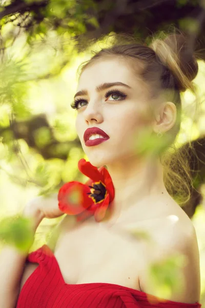 Αισθησιακό Κορίτσι Φρέσκο Παπαρουνόσπορο Για Όμορφο Κόκκινο Λουλούδι Υπαίθρια Άνοιξη — Φωτογραφία Αρχείου