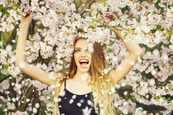 Gelukkig jong meisje in bloei — Stockfoto
