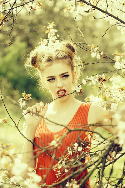 Belle Jeune Femme Sensuelle Jouissant Beauté Dans Jardin Printanier Fleuri — Photo