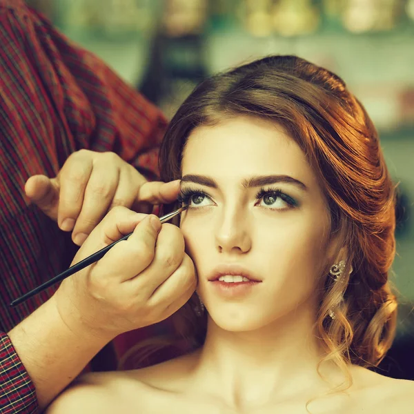 Guy Estilista Fazendo Maquiagem Mulher Bonita Salão Beleza Com Penteado — Fotografia de Stock
