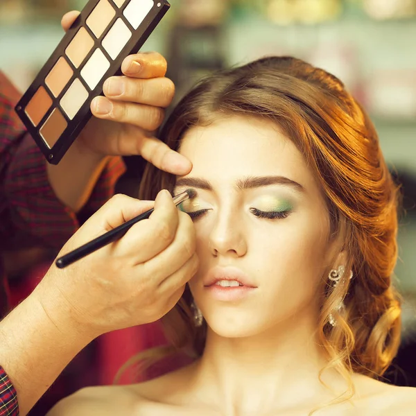 Guy Estilista Haciendo Maquillaje Hermosa Mujer Salón Belleza Con Peinado — Foto de Stock