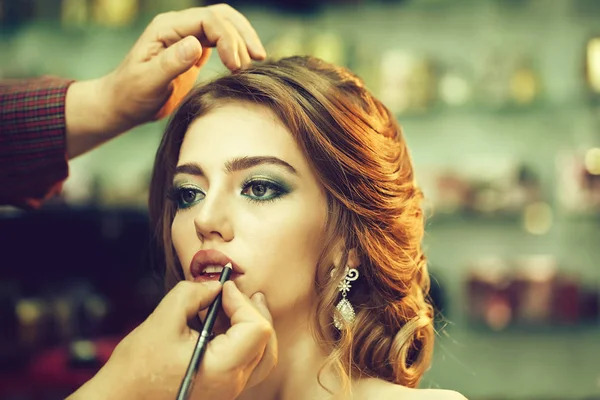 Guy Stylist Facendo Trucco Bella Donna Nel Salone Bellezza Con — Foto Stock