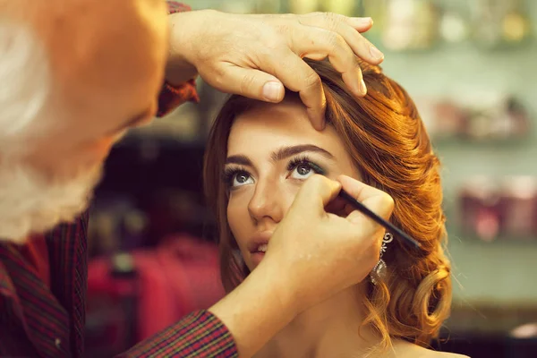 Guy Estilista Haciendo Maquillaje Hermosa Mujer Salón Belleza Con Peinado —  Fotos de Stock
