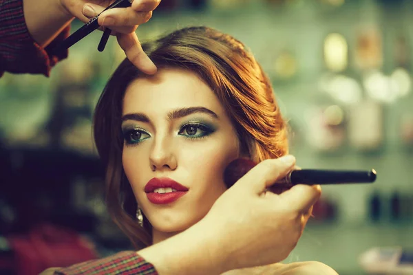 Chica bonita haciendo maquillaje — Foto de Stock