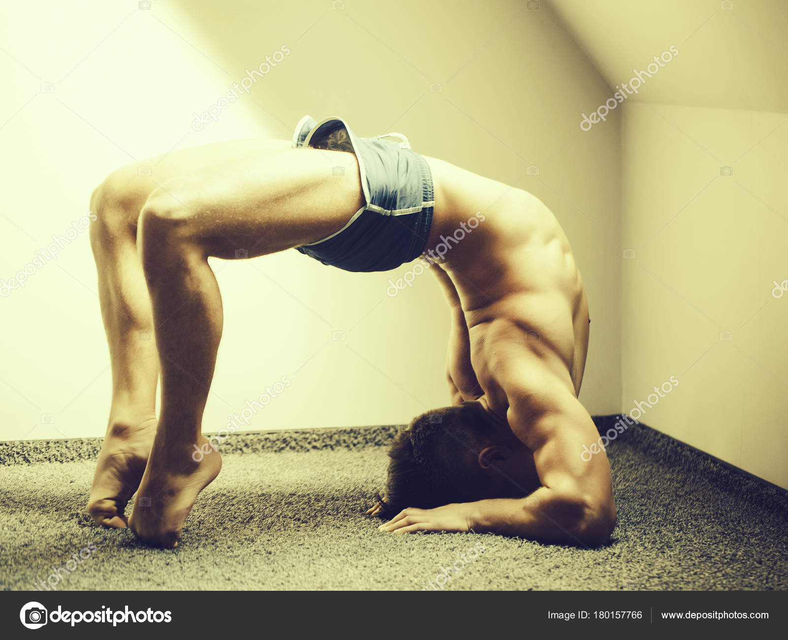 Homem de ioga muscular na posição de ponte fotos, imagens de