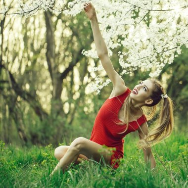 Çiçeği güzel kız