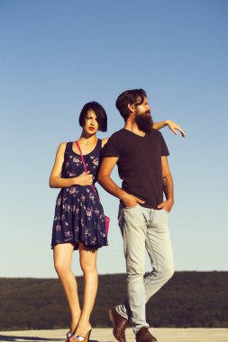 Yakışıklı genç çift yenilikçi ve mavi gökyüzü üzerinde güzel esmer kadın poz sakallı