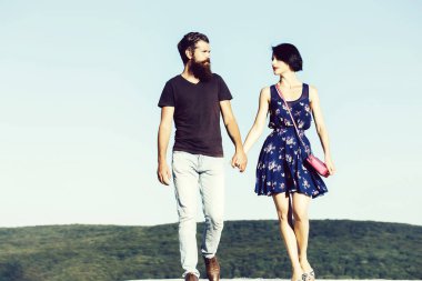 Mavi gökyüzünde genç bir çift