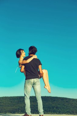 Mavi gökyüzünde genç bir çift