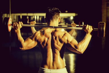 kaslı adam spor salonunda eğitim