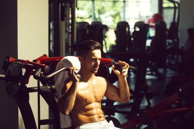 kaslı adam spor salonunda eğitim