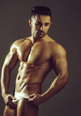 Yakışıklı adam veya kas maço
