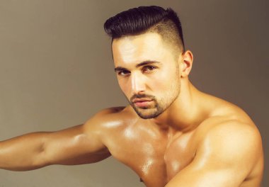 Yakışıklı adam veya kas maço