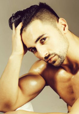 Yakışıklı adam veya kas maço