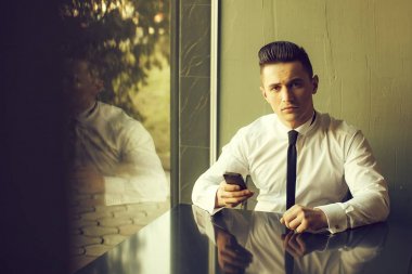 genç adam akıllı telefon ile