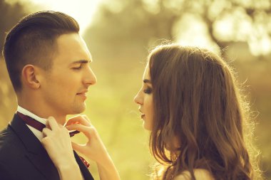 Genç mutlu düğün iki güzel kadın ve adam alan açık soyunma