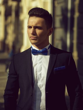 Zarif siyah takım elbiseli yakışıklı bir adamın portresi.