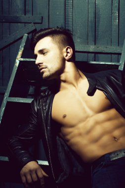 adam çıplak gövde ile