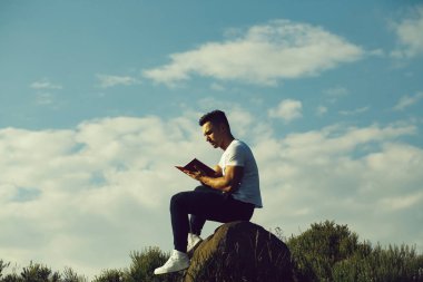 Genç yakışıklı ciddi adam kaslı seksi vücut ve mavi gökyüzü zemin dizüstü bilgisayar açık güneşli günde ile oturan çıplak göğüs