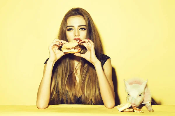 Girl pig and burger — Stock Photo, Image
