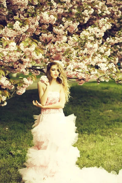 Frau in rosa Kleid nahe der Blüte — Stockfoto