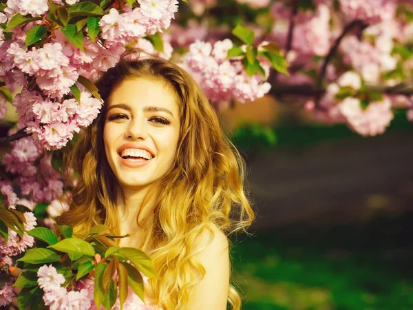 Mujer bonita en flor rosa —  Fotos de Stock