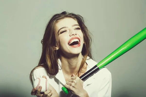 Довольно сексуальная женщина с длинными волосами держит зеленую бейсбольную биту — стоковое фото