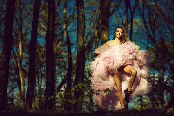 Glamour menina dançando na floresta — Fotografia de Stock